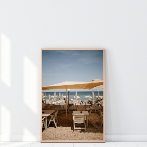 Autorski plakat do salonu przedstawiający włoską plażę z kolorowymi parasolami nad morzem – dekoracja ścienna nad kanapę, fotografia artystyczna w stylu nadmorskim.