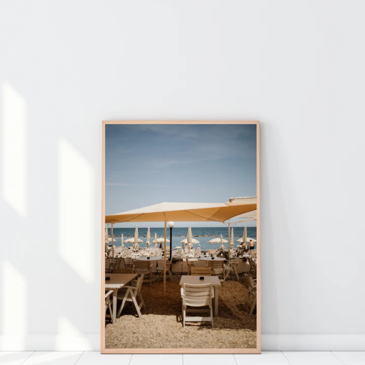 Autorski plakat do salonu przedstawiający włoską plażę z kolorowymi parasolami nad morzem – dekoracja ścienna nad kanapę, fotografia artystyczna w stylu nadmorskim.