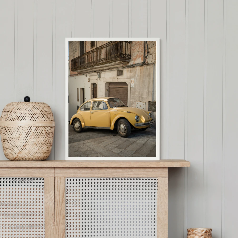 Retro plakat z zoltym Volkswagenem Garbusem - autorska fotografia podróżnicza