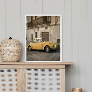 Retro plakat z zoltym Volkswagenem Garbusem - autorska fotografia podróżnicza