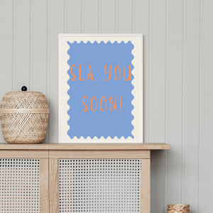 Letni plakat do salonu z pomarańczowym napisem sea you soon