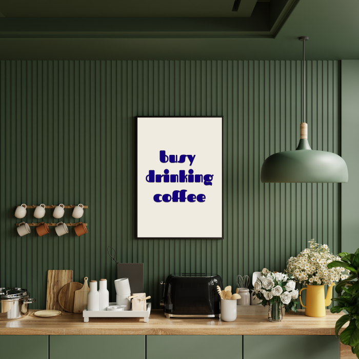 Typograficzny plakat do kuchni lub kawowego kacika z zabawnym napisem Busy drinking coffee