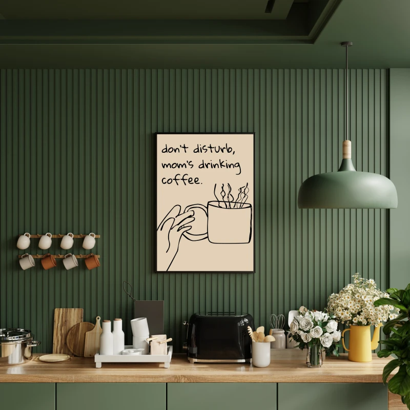 Kawowy plakat do jadalni lub kuchni z zabawnym napisem Dont disturb moms drinking coffee