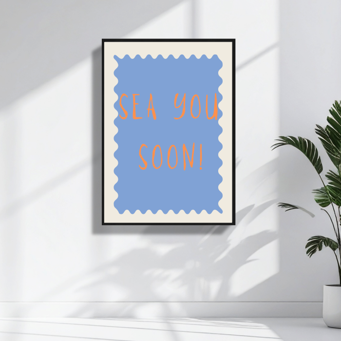 Stylowy niebieski plakat z napisem Sea you soon do dekoracji sciany w przedpokoju lub salonie