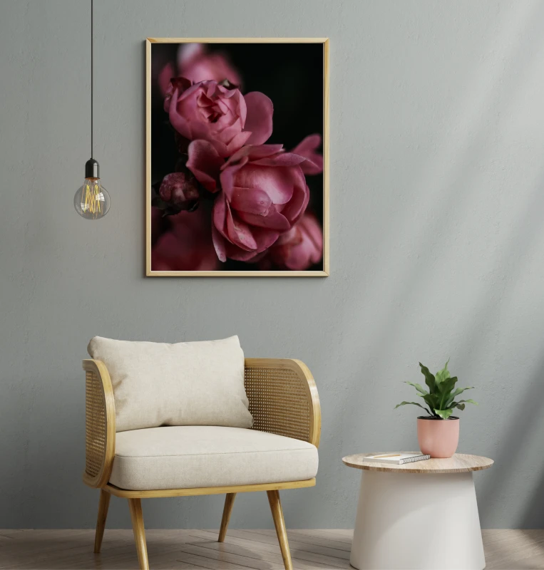 Autorska grafika roz na sciane do salonu