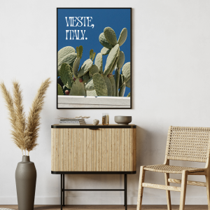 Dekoracyjny plakat z napisem Vieste, Italy i fotografią kaktusów w beżowej donicy