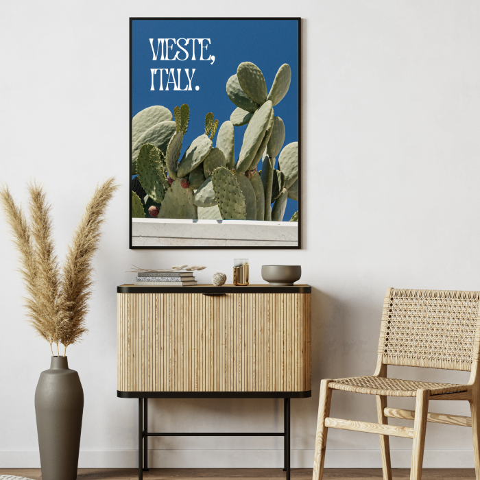 Dekoracyjny plakat z napisem Vieste, Italy i fotografią kaktusów w beżowej donicy