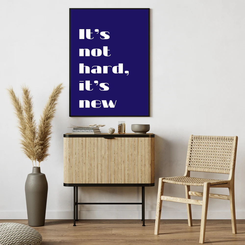 Typograficzny plakat z granatowym tłem i białym napisem o dążeniu do celu do salonu