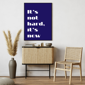 Typograficzny plakat z granatowym tłem i białym napisem o dążeniu do celu do salonu