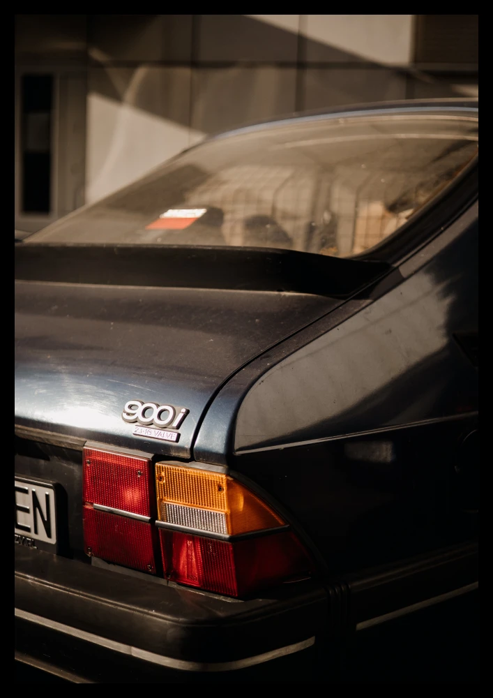 Artystyczny plakat z saabem 900i na prezent dla fana motoryzacji