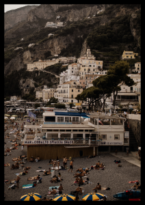 Retro plakat niebiesko żółte parasole na plaży i widok na włoskie zabudowania w Amalfi