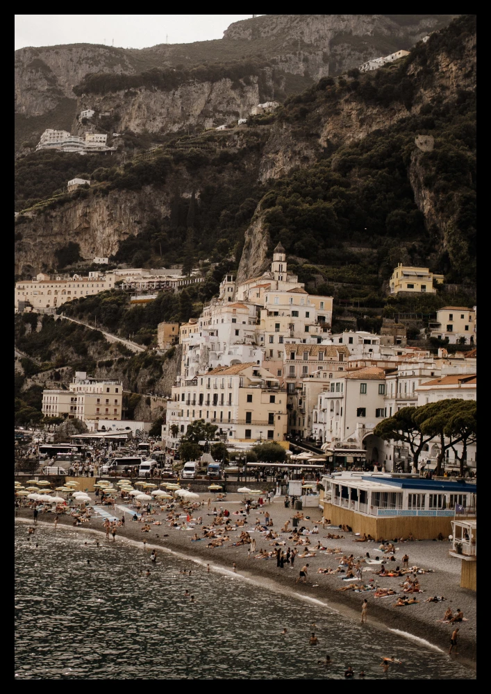 Widok na włoską plażę w Amalfi - autorski plakat z podróży