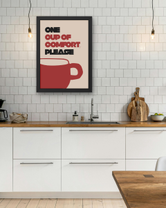 Beżowy plakat kawowy powieszony w kuchni z napisem One cup of comfort please dla miłośnika kawy