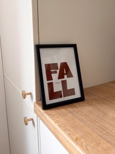 Typograficzny plakat z napisem w burgundowym kolorze hello fall i szarym tłem - modny dodatek na jesień do salonu