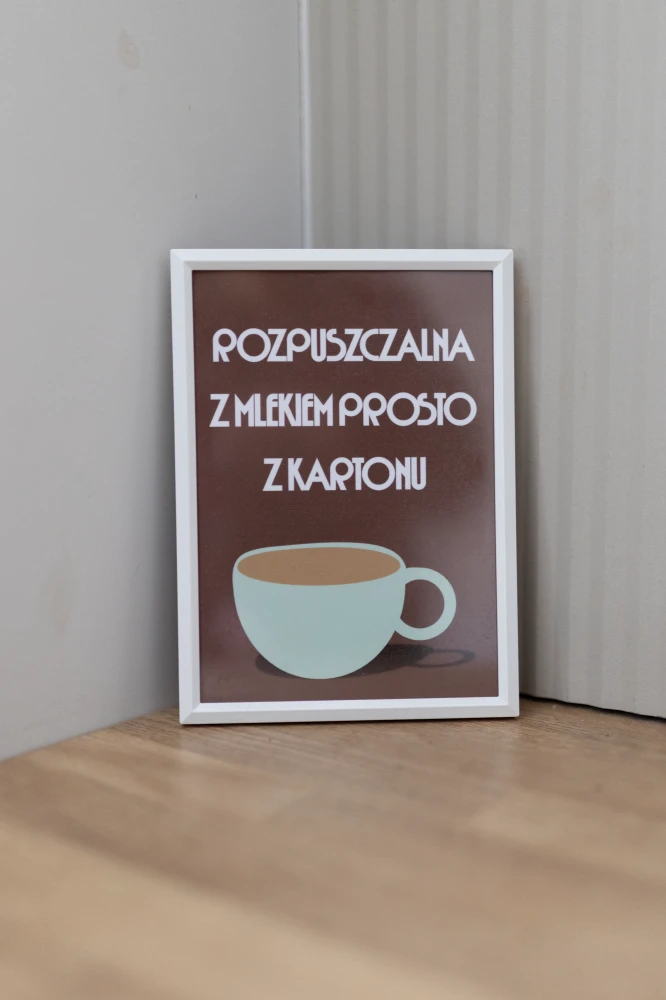 Czekoladowy plakat z filiżanką kawy i zabawnym napisem do kawowego kacika na jesień