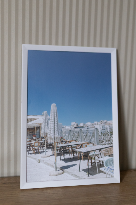 Artystyczny plakat widok na morze z włoskiej restauracji. Stylowy i ponadczasowy dodatek do salonu lub biura