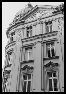 Miejski czarno-biały plakat z motywem ozdobnej kamienicy w stylu aesthetic