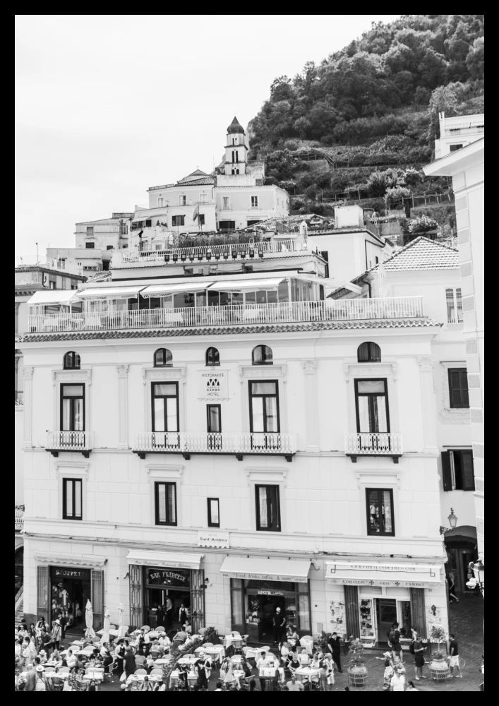 Dekoracyjny plakat wykonany w Amalfi w czarno-białym kolorze do dekoracji salonu, przedpokoju lub biura