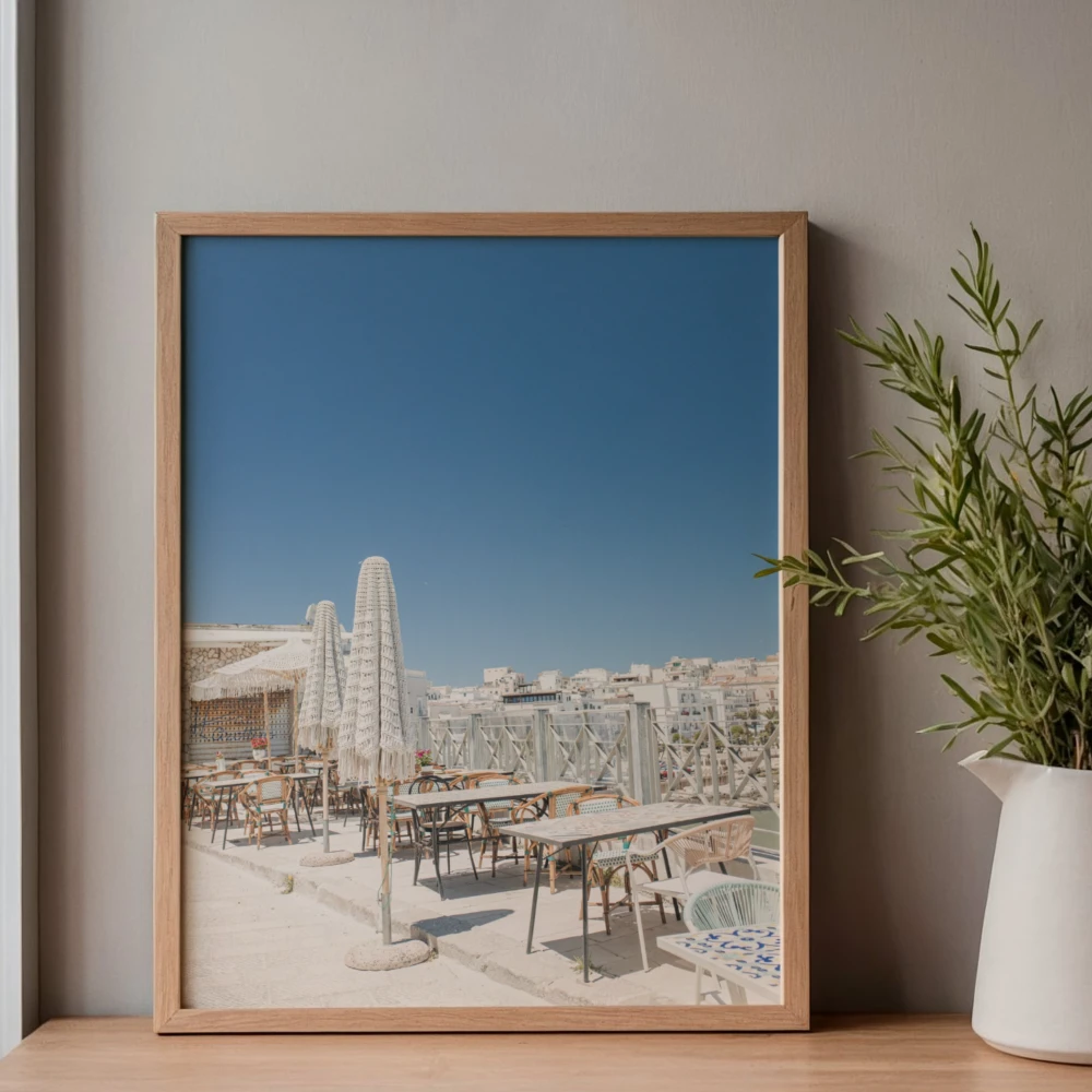 Podróżniczy plakat z ogródkiem restauracyjnym na dworze z widokiem na morze