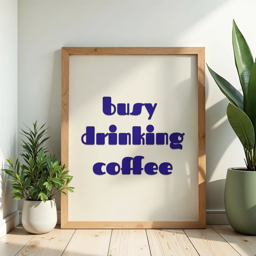 Typograficzny plakat do dekoracji kawowego kącika z zabawnym napisem o byciu zajętym piciem kawy