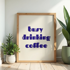 Typograficzny plakat do dekoracji kawowego kącika z zabawnym napisem o byciu zajętym piciem kawy
