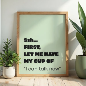 Zabawny typograficzny plakat do kuchni z napisem o nieodzywaniu sie przed napiciem kawy do dekoracji kawowego kacika lub biura