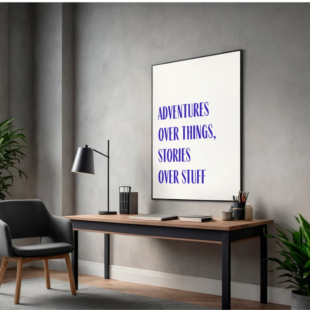 Typograficzny plakat z motywacyjnym cytatem Adventures over things, stories over stuff - nowoczesny dodatek do domowego biura