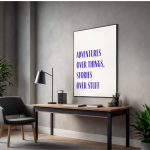 Typograficzny plakat z motywacyjnym cytatem Adventures over things, stories over stuff - nowoczesny dodatek do domowego biura