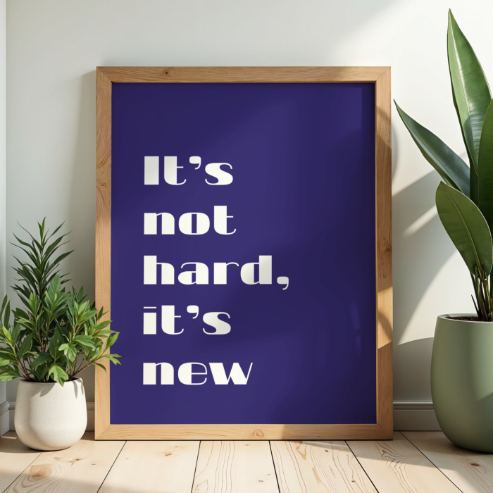 Granatowy poster ze wspierającymi słowami Its not hard, its new - nowoczesny dodatek do domowego gabinetu
