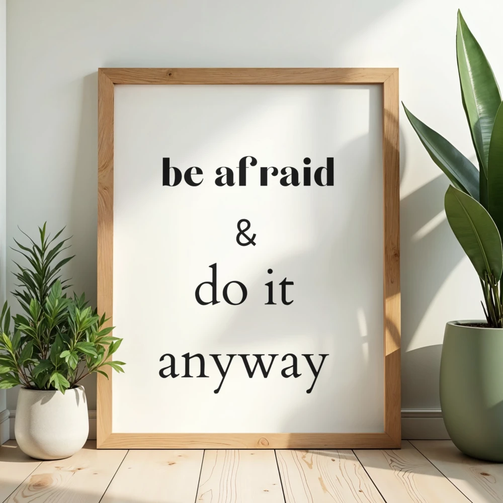 Typograficzny plakat z napisem Be afraid and do it anyway do dekoracji domowego biura