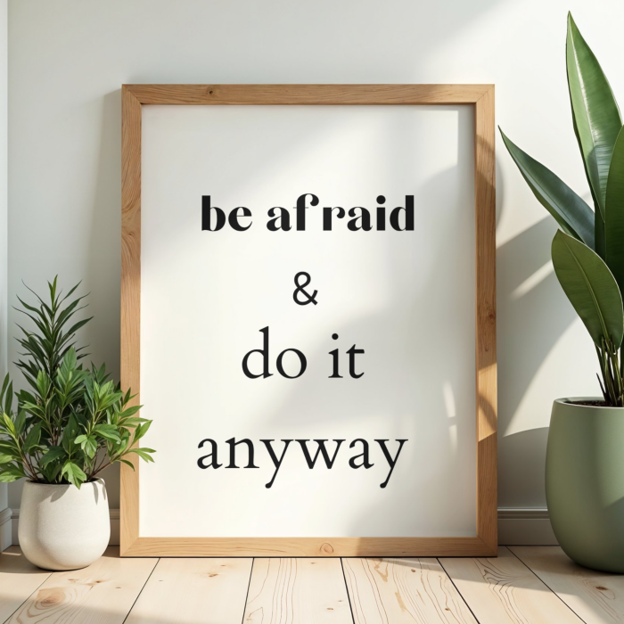 Typograficzny plakat z napisem Be afraid and do it anyway do dekoracji domowego biura