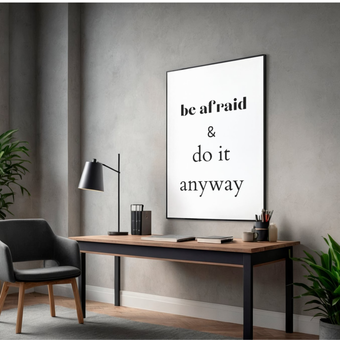 Motywacyjny plakat z inspirującym przesłaniem o tym, żeby działać mimo strachu