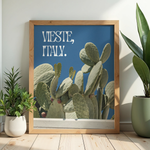 Botaniczny plakat z zielonymi kaktusami w donicy na tle błękitnego nieba - nowoczesny dodatek do salonu lub gabinetu beauty