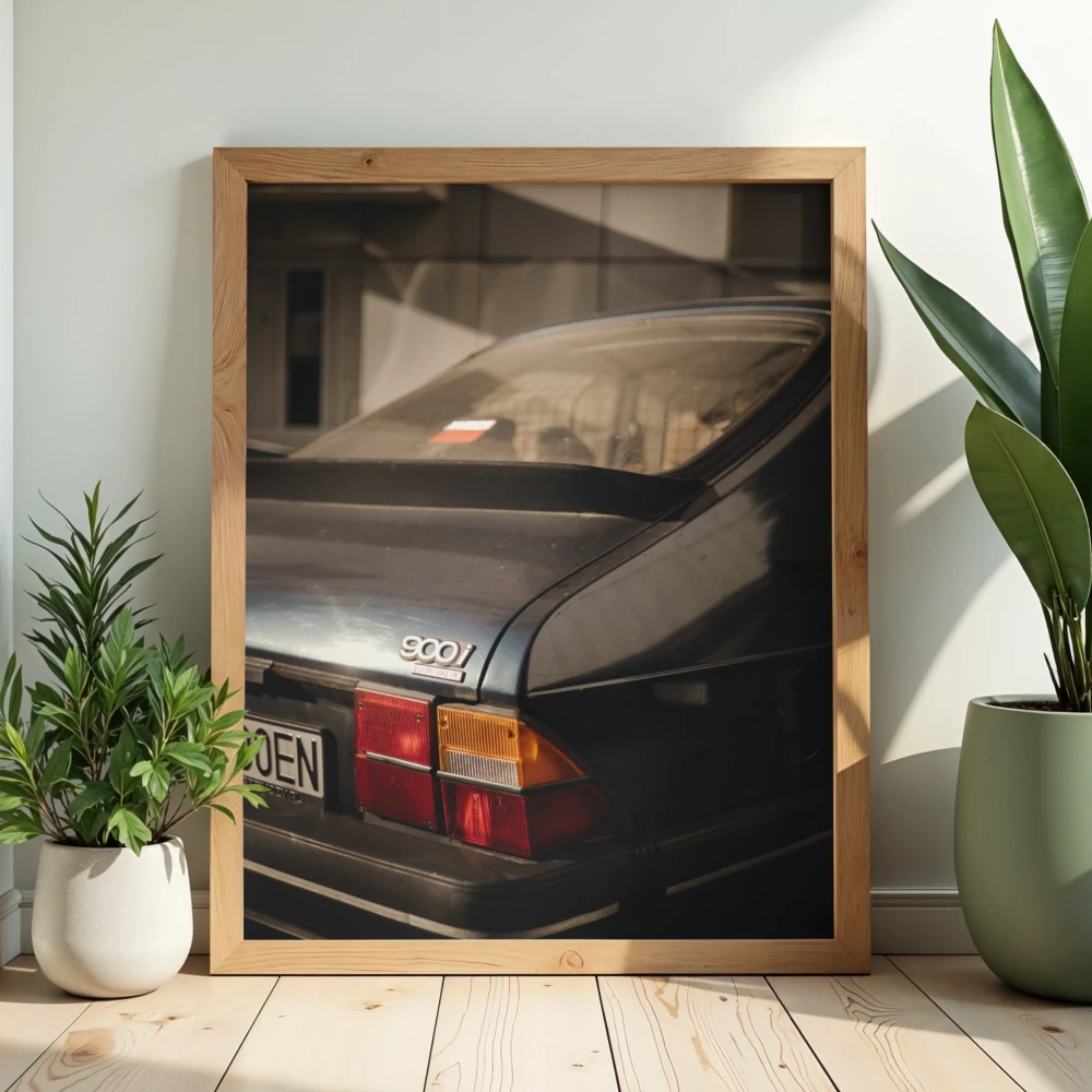Motoryzacyjny plakat ze starym saabem 900 do powieszenia w przedpokoju lub salonie