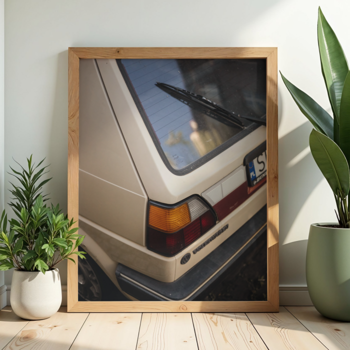 Motoryzacyjny plakat z vintage autem do dekoracji biura lub warsztatu