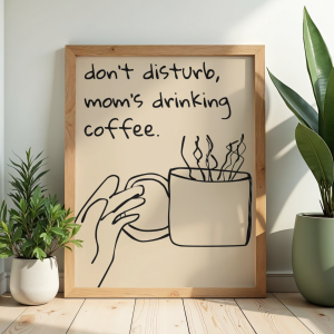 Zabawny plakat z napisem Dont disturb, moms drinking cofffee do dekoracji kawowego kącika w kuchni