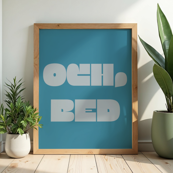 Dekoracyjny plakat z turkusowym tłem i szarym napisem Och bed