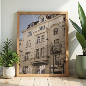 Plakat dekoracyjny przedstawiający miejską kamienicę skąpaną w zachodzącym słońcu