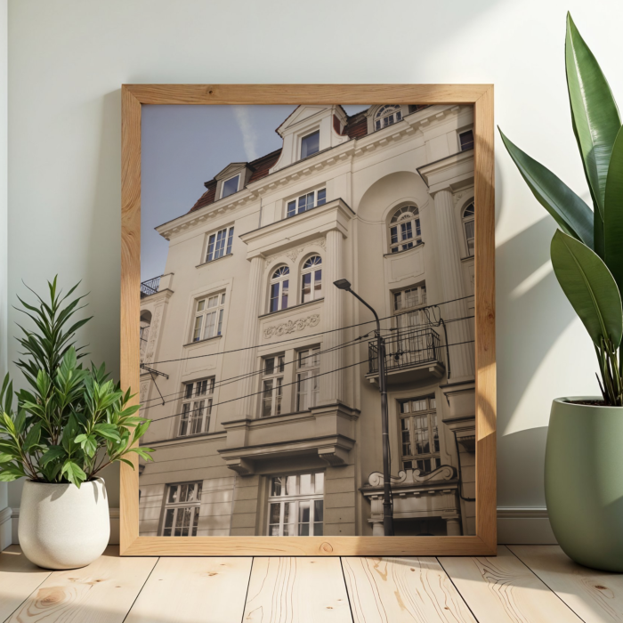 Plakat dekoracyjny przedstawiający miejską kamienicę skąpaną w zachodzącym słońcu