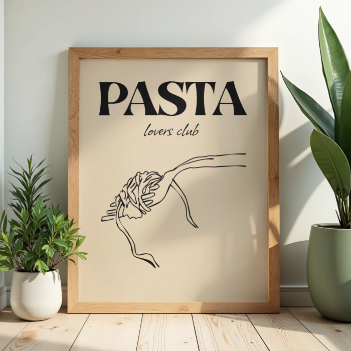 Beżowy plakat z czarnym napisem Pasta lovers club i rysunkiem makaronu nawiniętego na widelec