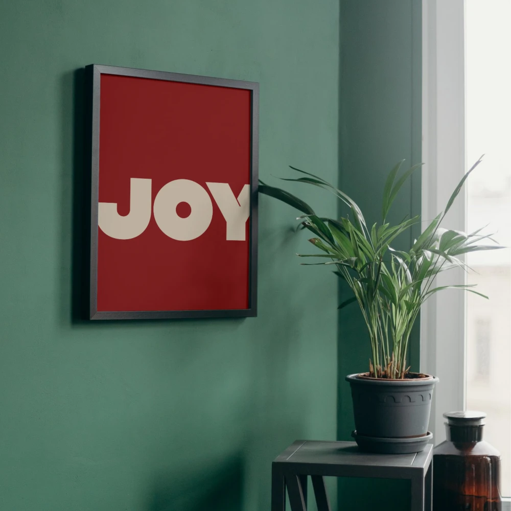Typograficzny plakat z beżowym napisem Joy na czerwonym tle - nowoczesna dekoracja na okres świąteczny