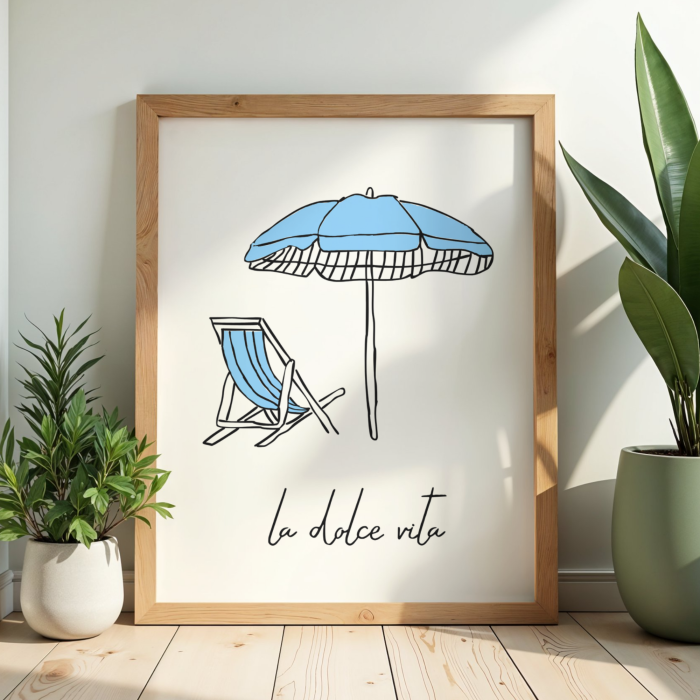 Dekoracyjny plakat z napisem la dolce vita i rysunkiem niebieskiego parasola i leżaka do salonu