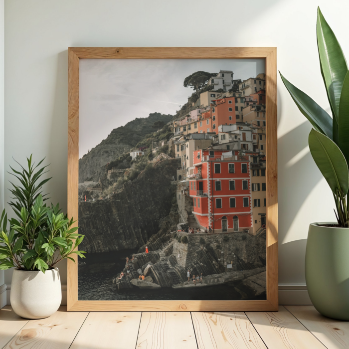 Podróżniczy plakat z popularnym widokiem w Riomaggiore do powieszenia w salonie lub biurze