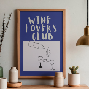 Granatowo-szary plakat z napisem Wine lovers club i rysunkiem kieliszków oraz butelki wina - nowoczesny dodatek do kuchni