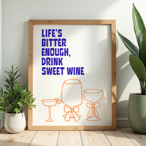 Dekoracyjny plakat z rysunkiem kieliszków i zabawnym napisem Life is bitter enough, drink sweet wine